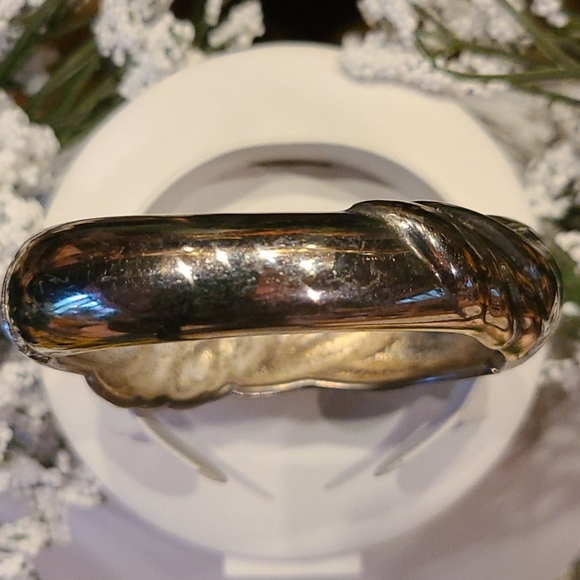 Retro Chic Thick Metal Hinged Bangle Bracelet - Picture 3 of 6